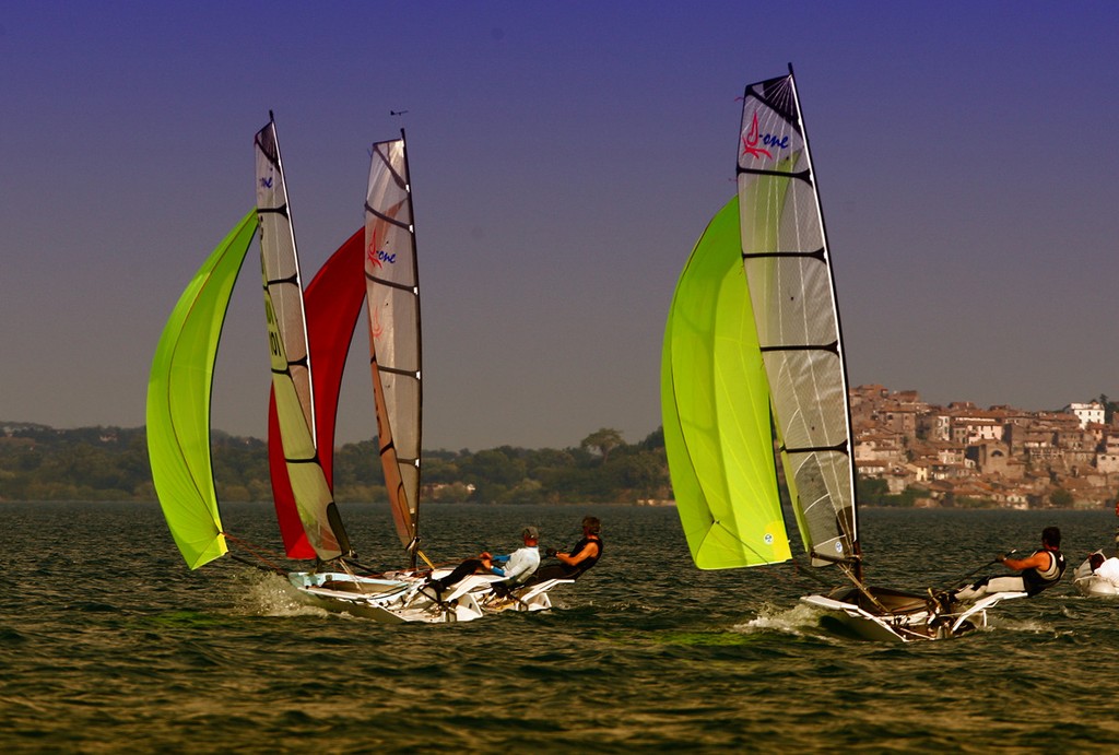 D-One Bracciano poppa (Foto Carloni) © Pierre Orphanidis/VSail.info http://www.vsail.info